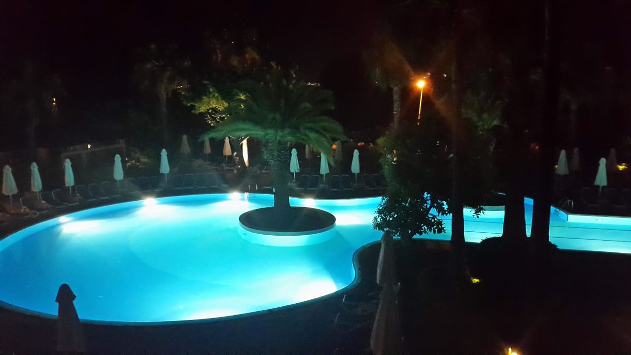 Pool by night Hotel Grand Side