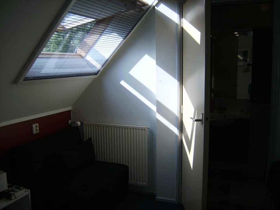 Dachschrägenfenster mit Fliegengitter & Rollo Hotel De Oude Smidse