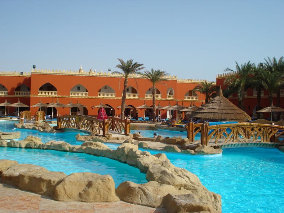 Лицом к отелю Pickalbatros Alf Leila Wa Leila Resort - Neverland Hurghada