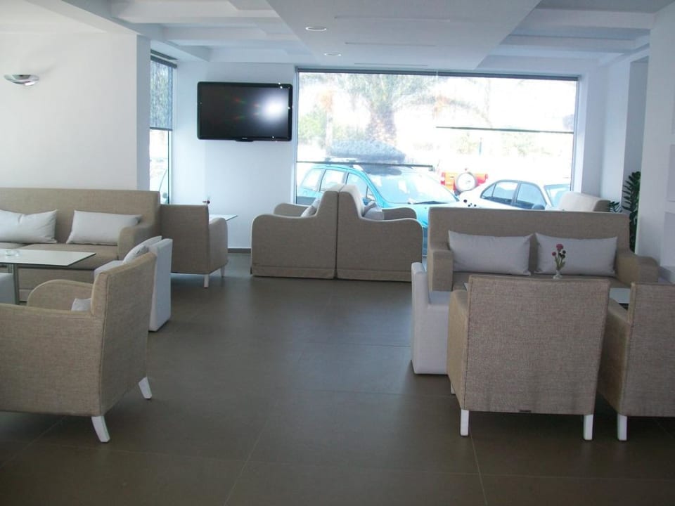 Gemütliche Sitzgelegenheiten in der Nähe der Bar Hotel Astron