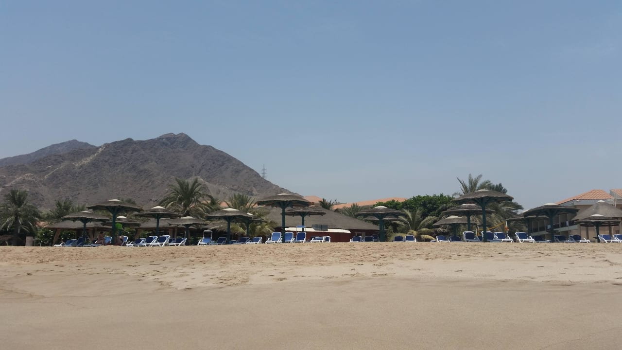 Hotelstrand mit Blick vom Meer zum Hotel Fujairah Rotana Resort & Spa