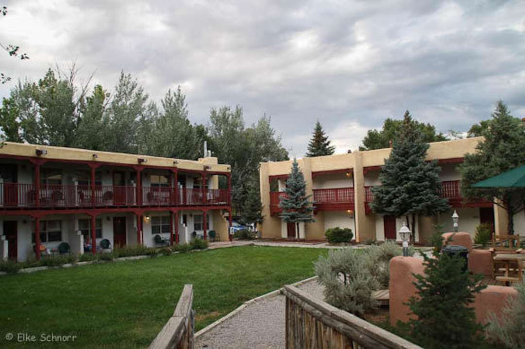 Innenhof El Pueblo Lodge