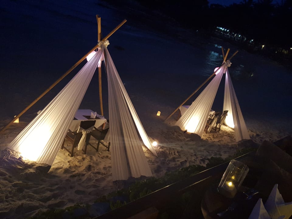 Diese Zelte wurde fast jeden für Gäste zum Essen aufgebaut.  Samui Paradise Chaweng Beach Resort & Spa