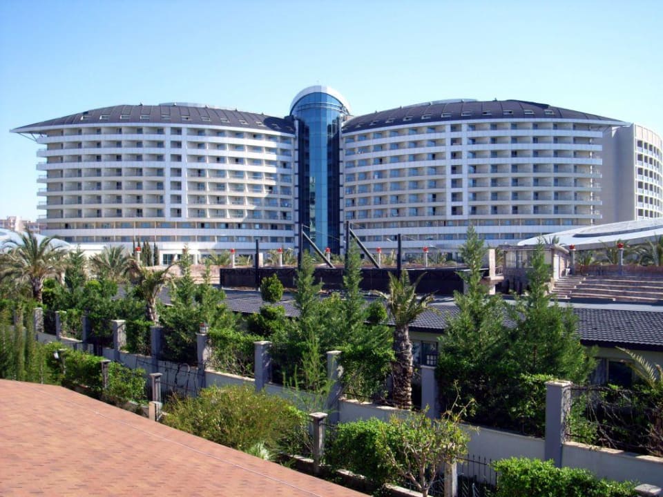 Die lieben Nachbarn (links) Sherwood Exclusive Lara