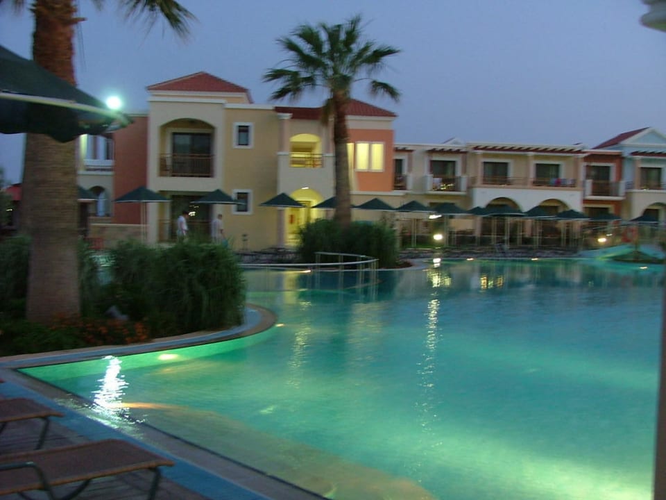 Ein Pool bei der Abenddämmerung Lindos Imperial Resort & Spa