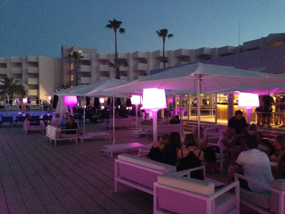 Beleuchtung der Poolanlage am Abend Hotel Garbi Ibiza & Spa