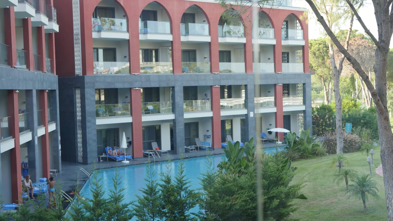 Neuer Block mit den Deluxe Zimmern. Swim Ups im EG Megasaray Club Belek