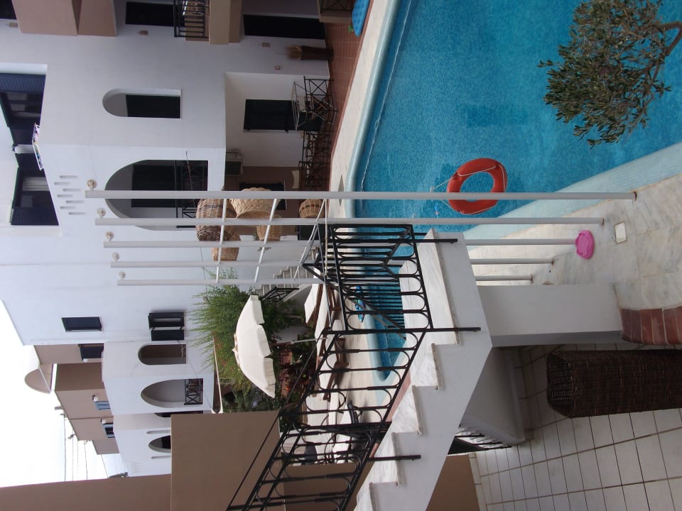 Sicht auf den Pool zum Ausgang Nami Hotel & Suites