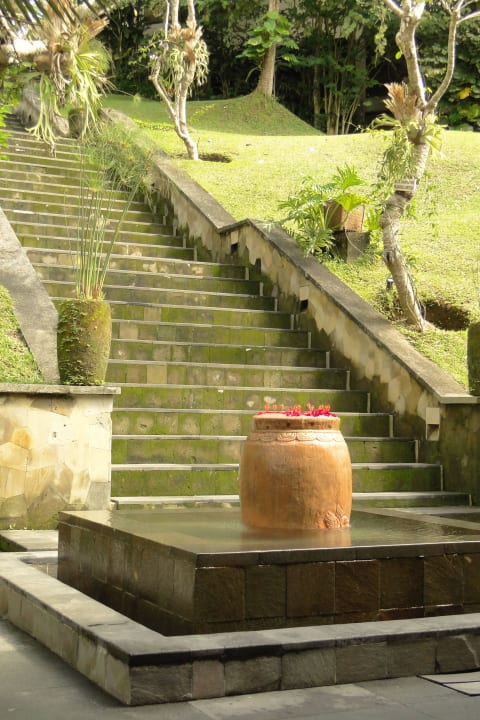 Treppe hoch zur Lobby Hanging Gardens of Bali