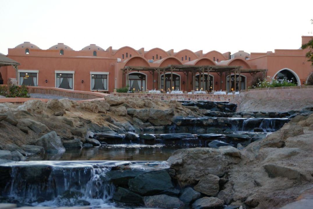 Gartenanlage mit Blick zum Restaurant Radisson Blu Resort, El Quseir