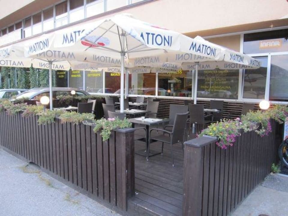 Ogródek przy wejściu Orea Resort Santon