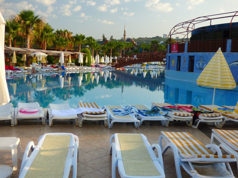 Reservierte Liegen frühmorgens Oz Hotels Incekum Beach