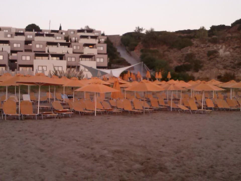 Vom Strand aus und der Weg zu den oberen Zimmern Atlantica Mikri Poli Crete