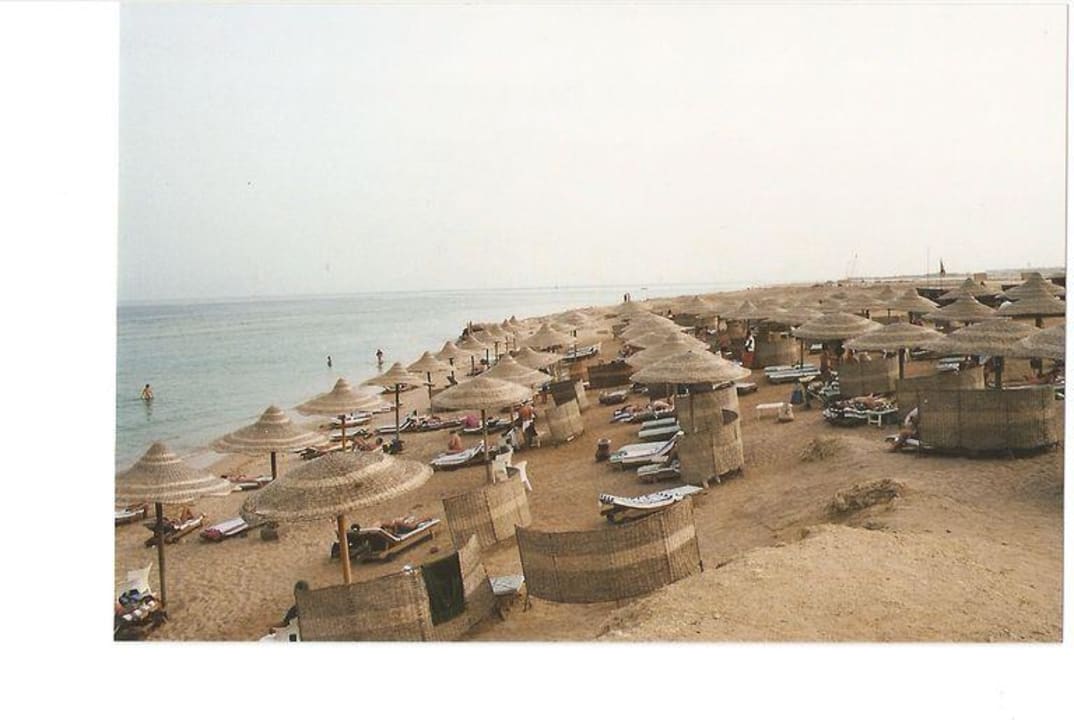 Liegen am Strand mit Windschutz Charmillion Gardens Aquapark