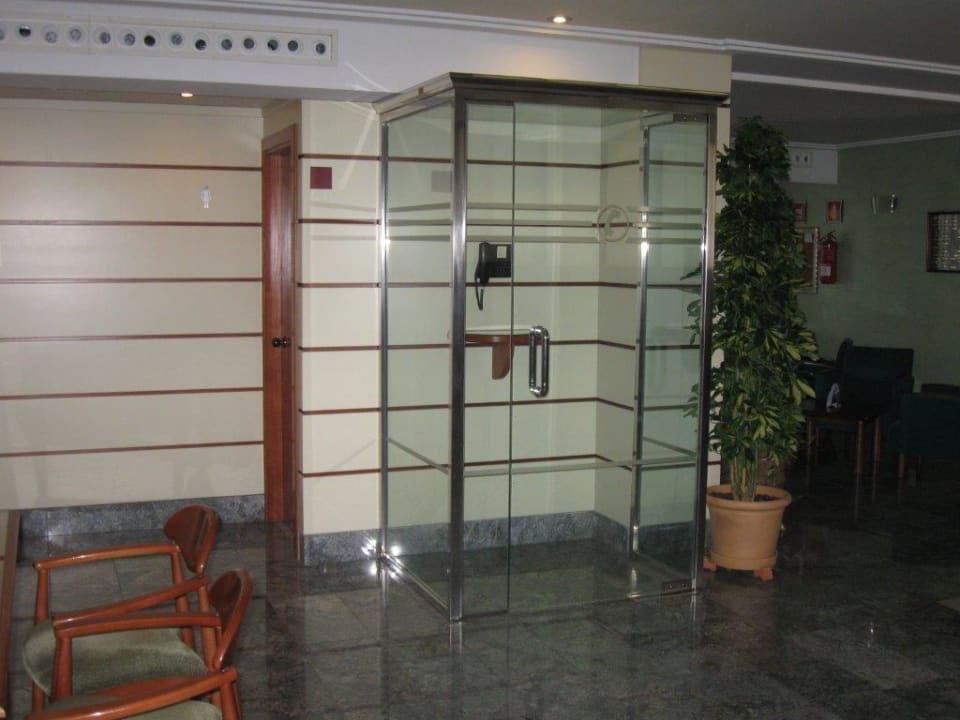 Telefonzellen in der Lobby allsun Hotel Cristóbal Colón