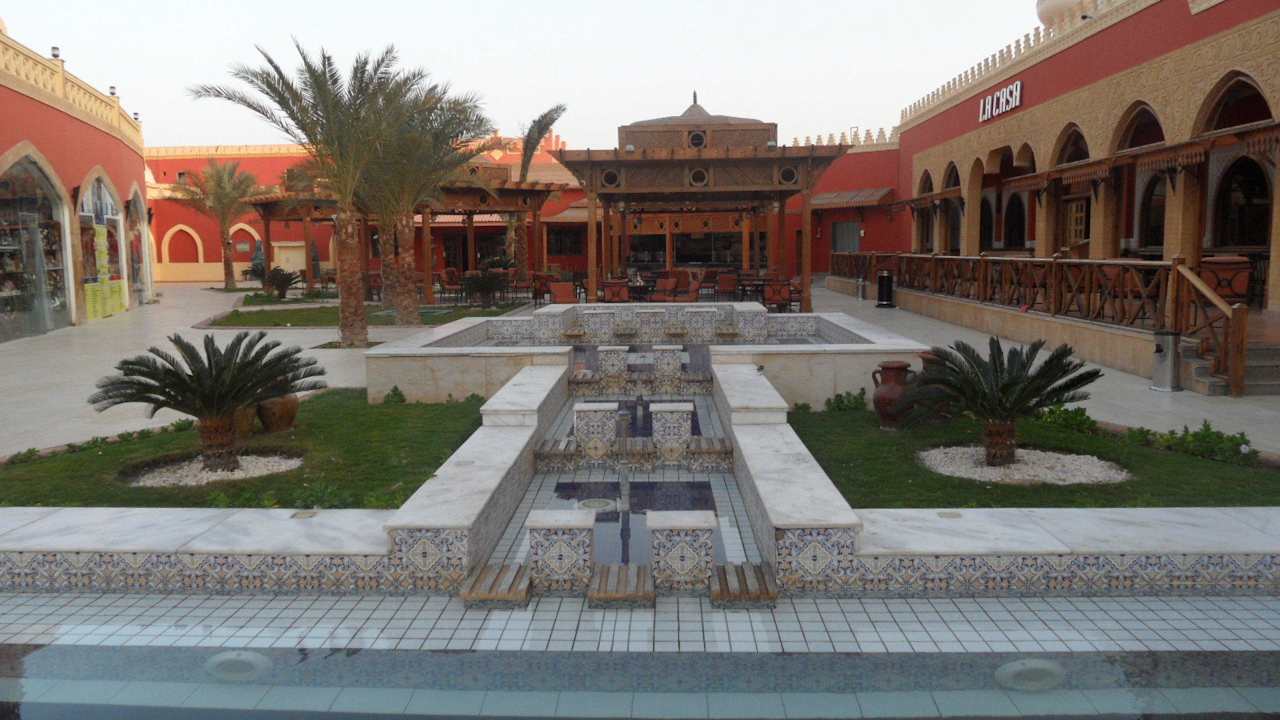 Vor der Arena Pickalbatros Alf Leila Wa Leila Resort - Neverland Hurghada