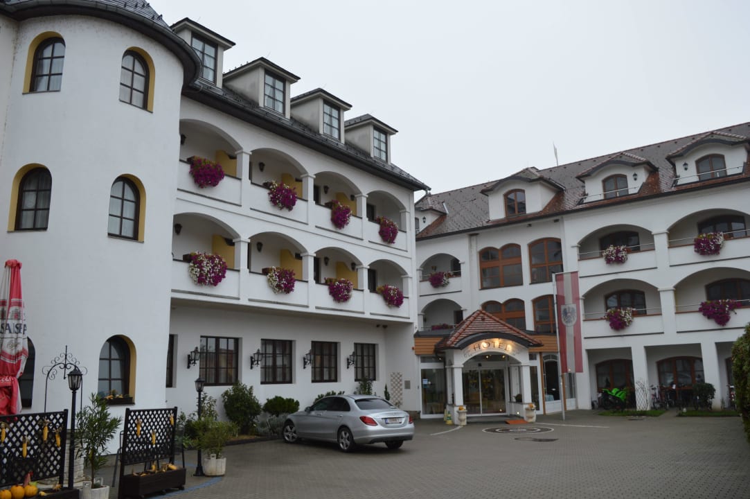 Blick zum Hoteleingang beim Krutzler Genussgasthof & Hotel