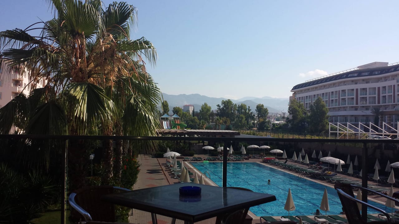 Vor der Bar Hotel Royal Garden Beach