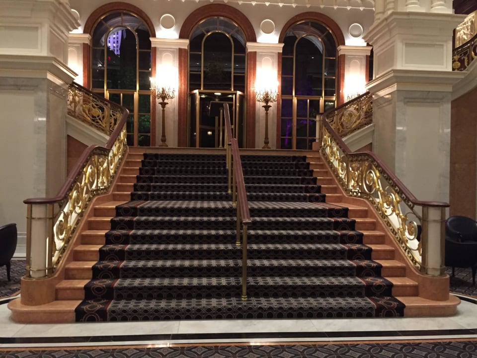 Aufgang zum Außenbereich Lotte New York Palace