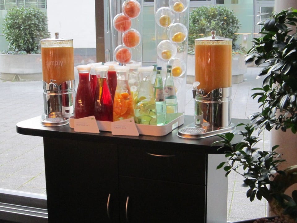 Verschiedene Säfte Hotel NH Düsseldorf City
