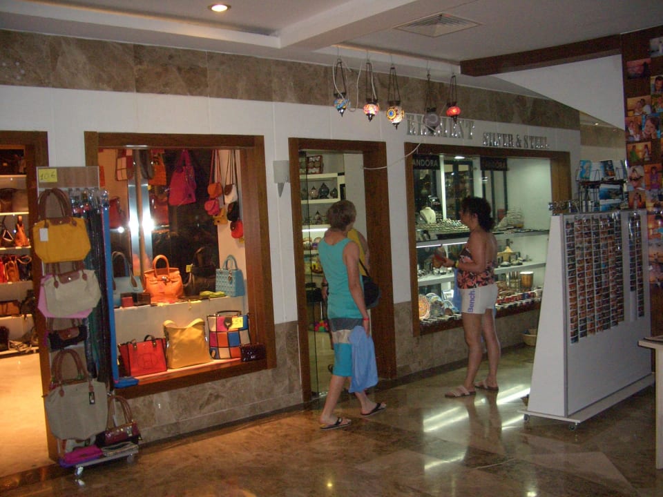 Taschen- und Souvenir-Shop in der Anlage Saturn Palace Resort Hotel