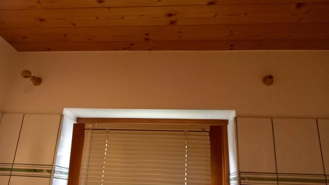 Alte nicht mehr benötigte Halterungen der Gardinen ACTIVE by Leitner's|Natur&LifestyleHotel