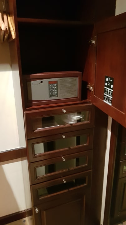 Safe im begebaren Kleiderschrank  Premier Le Reve Hotel & Spa
