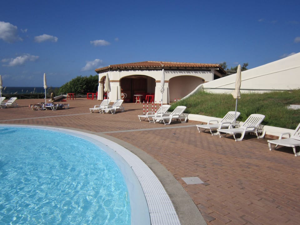 Bar przy basenie La Plage Hotel & Resort