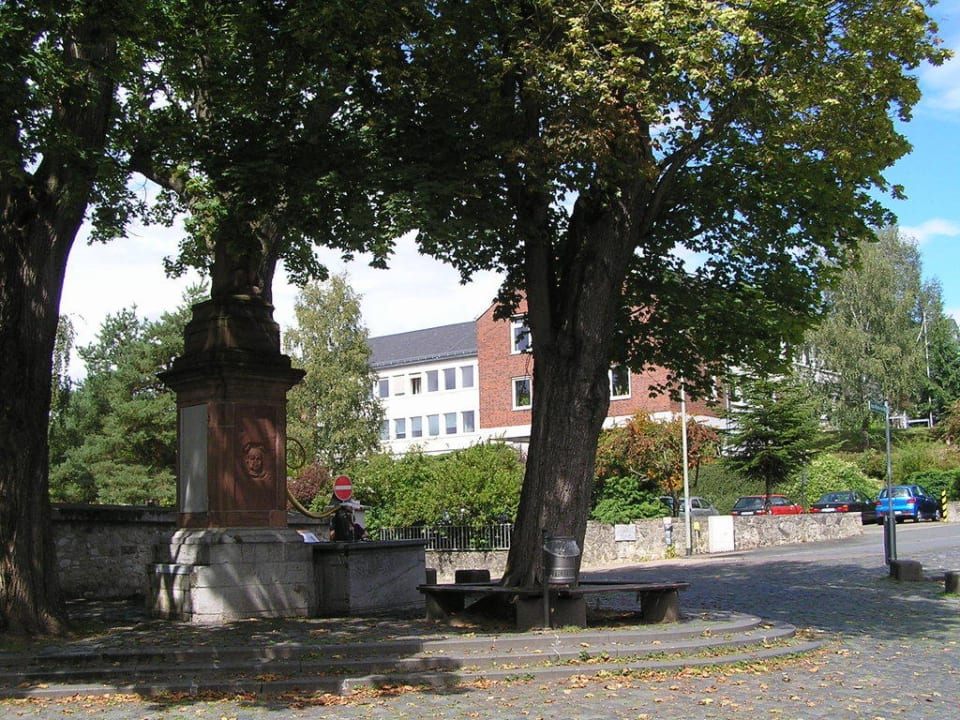 Vorm Schloss Grafenschloss-Jugendherberge Diez