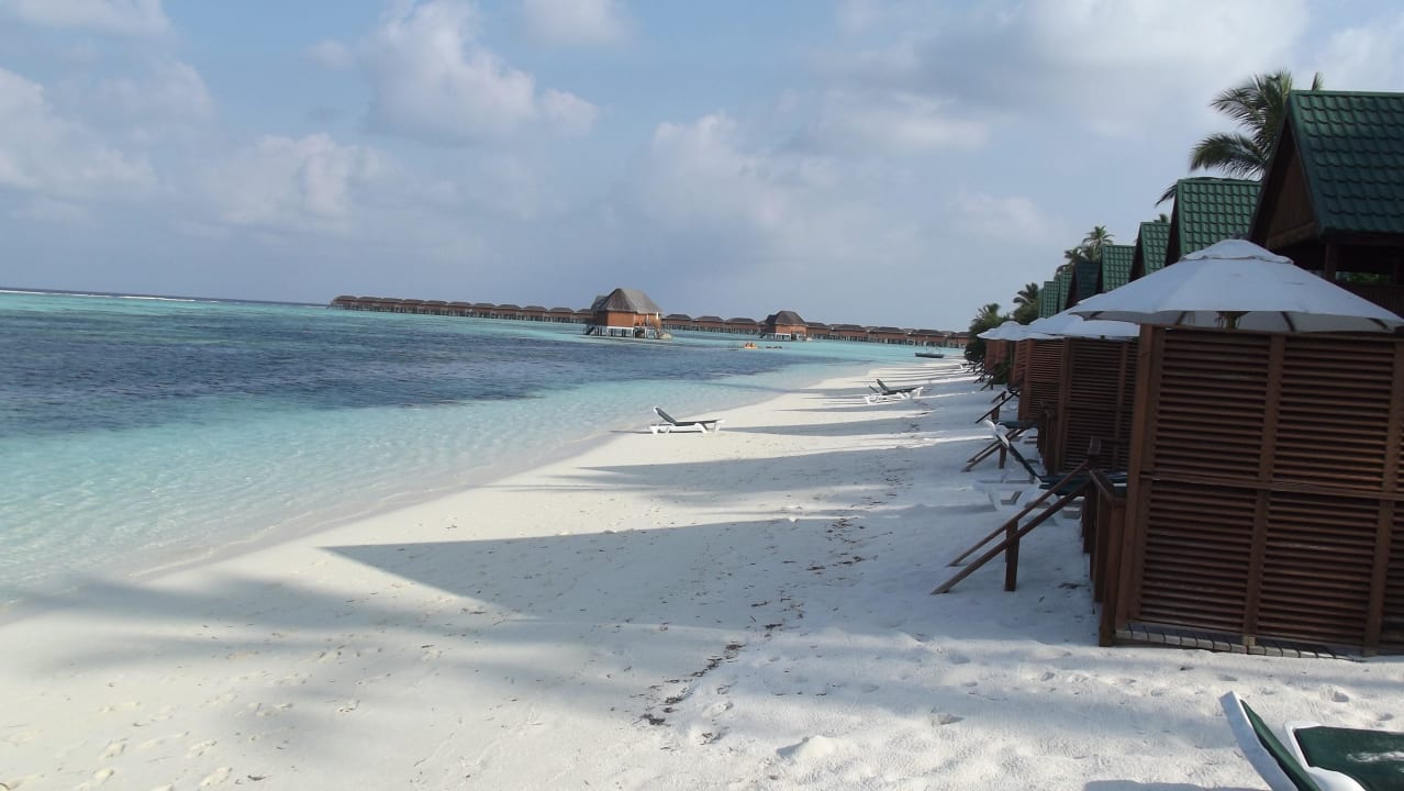 Der Strand der Wasservillen Meeru Maldives Resort Island