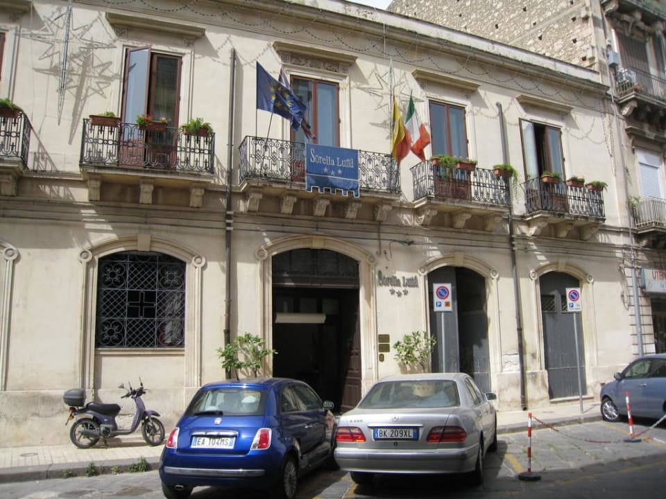 Parkplätze vor dem Eingang Hotel Sorella Luna