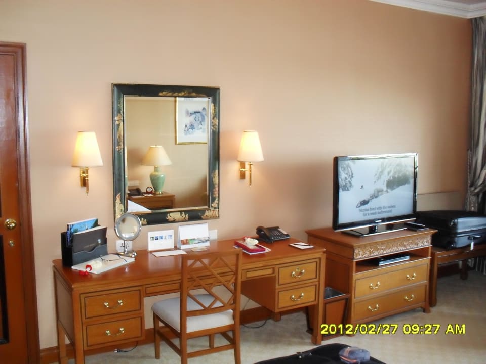 Schreibtisch und Fernseher Shangri-La Hotel, Bangkok