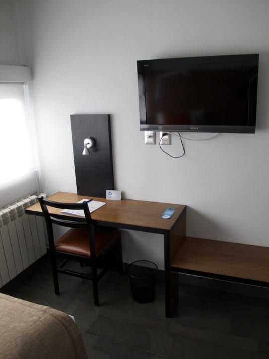 Blick auf Schreibtisch und Fernseher Hotel Natalino Patagonia