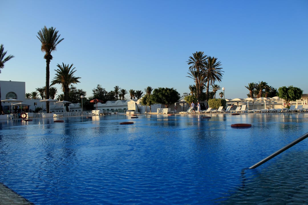 Hotelansicht von dem Weg zum Resteraunt.  El Mouradi Club Kantaoui