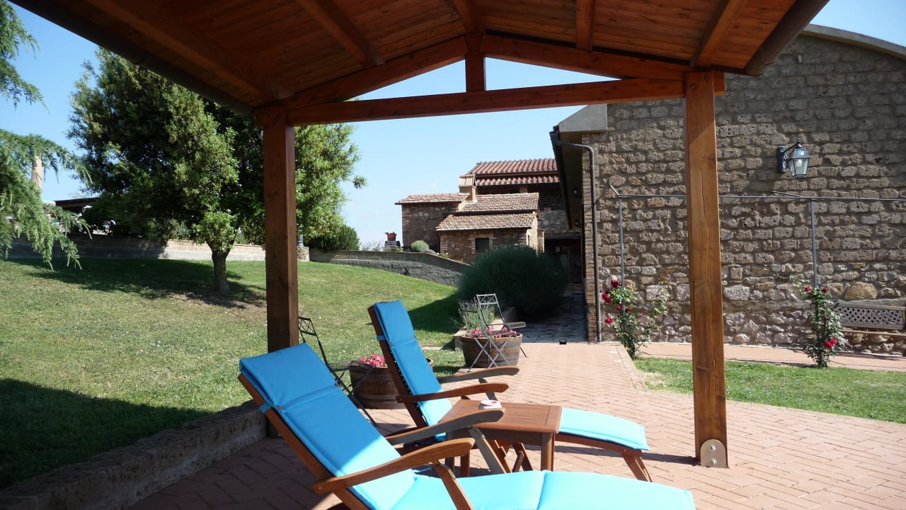 Liegen mit Aussicht aufs Orciatal Agriturismo Podere del Vescovo