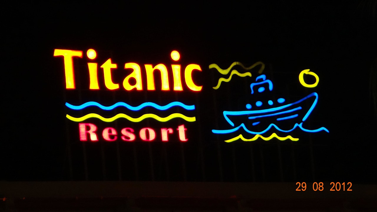 Logo nocą Titanic Resort & Aqua Park