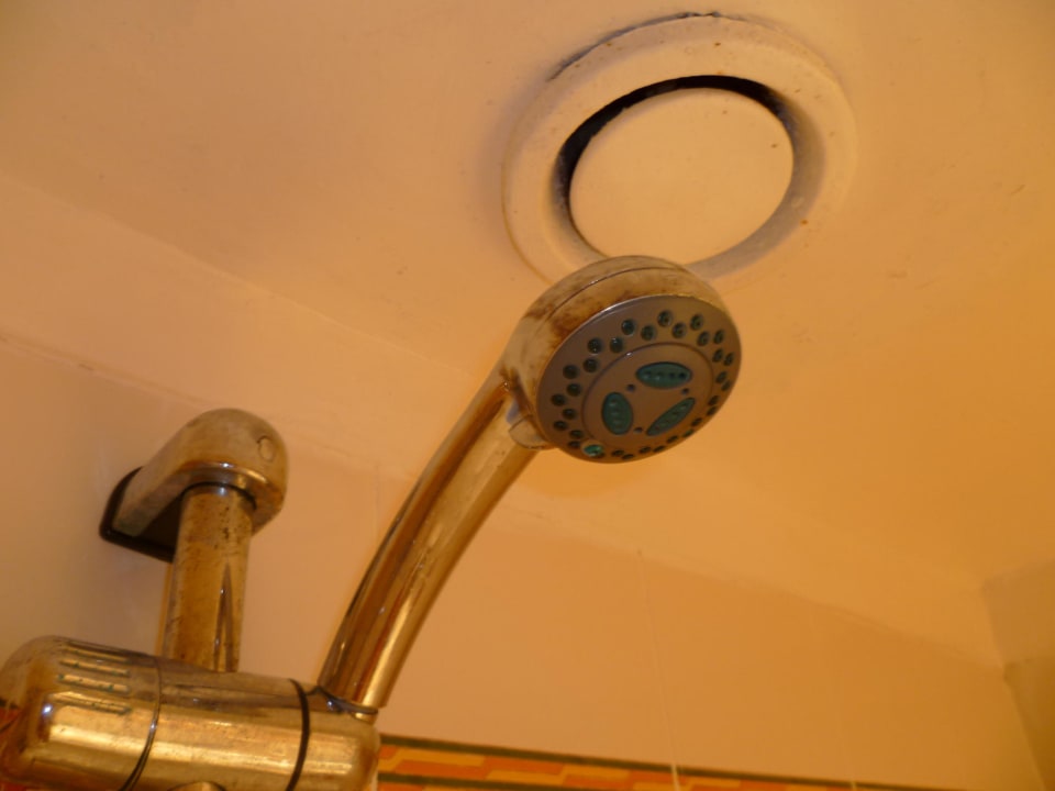 Duschkopf und gleich darüber die Decke El Mouradi Club Kantaoui