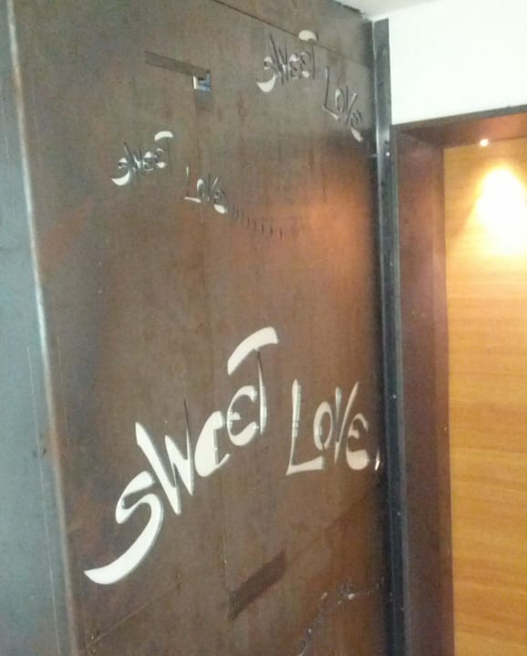 Eingang zu den Love Suiten Ambienthotel PrimaLuna