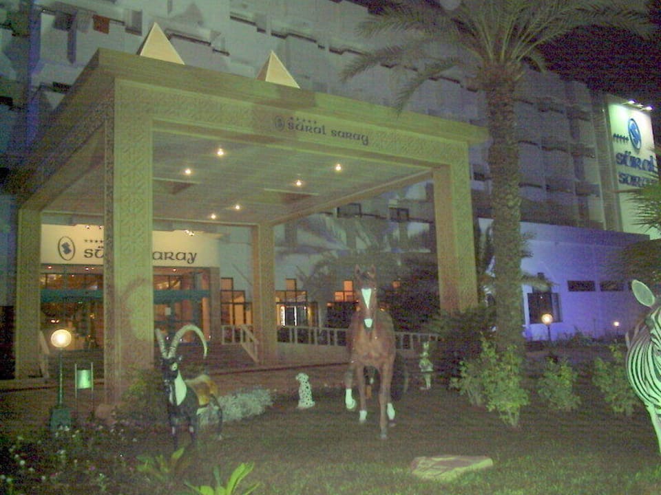Abends vor dem Hotel Süral Saray Hotel