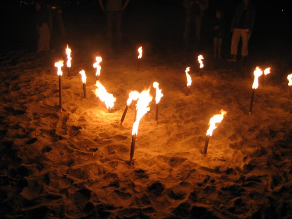 Fackeln - Strandwanderung Olympian Bay Grand Resort