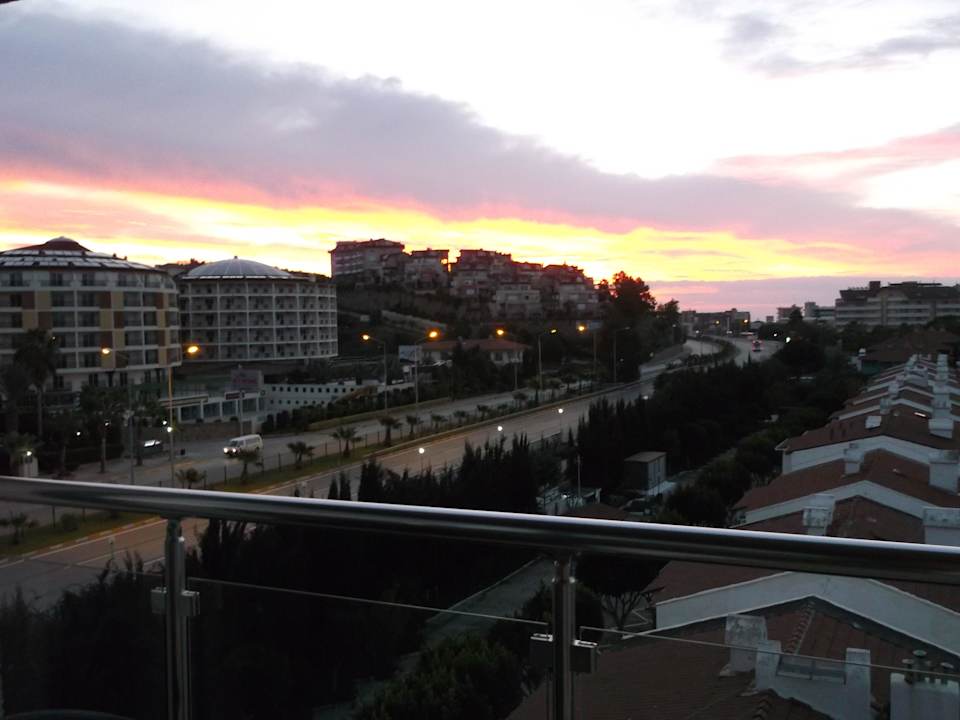 Mein Blick nach links Schnellstraße Aska Hotel Just in Beach