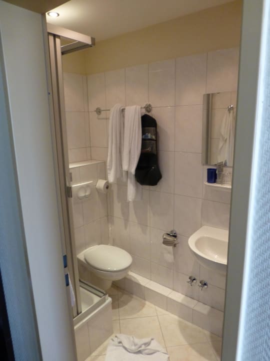 Kleines sauberes Badezimmer Hotel Continental Hamburg