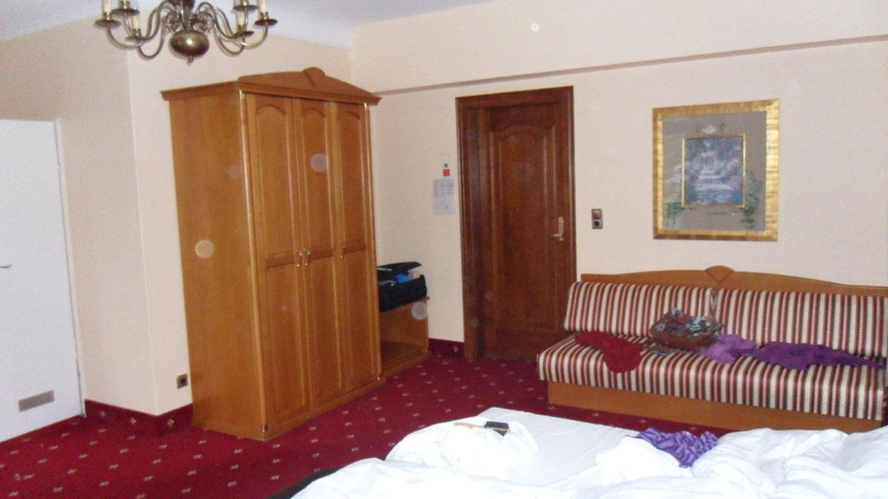 Blick vom Bett zur Tür Bellevue Rheinhotel