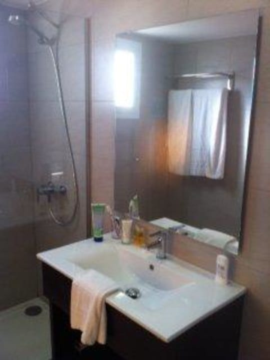 Badezimmer mit Handwaschbecken Garden Saladina