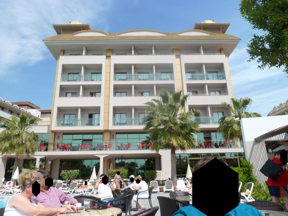 Blick aufs Hotel vom Garten bzw. Pool aus Aydinbey Kings Palace & Spa