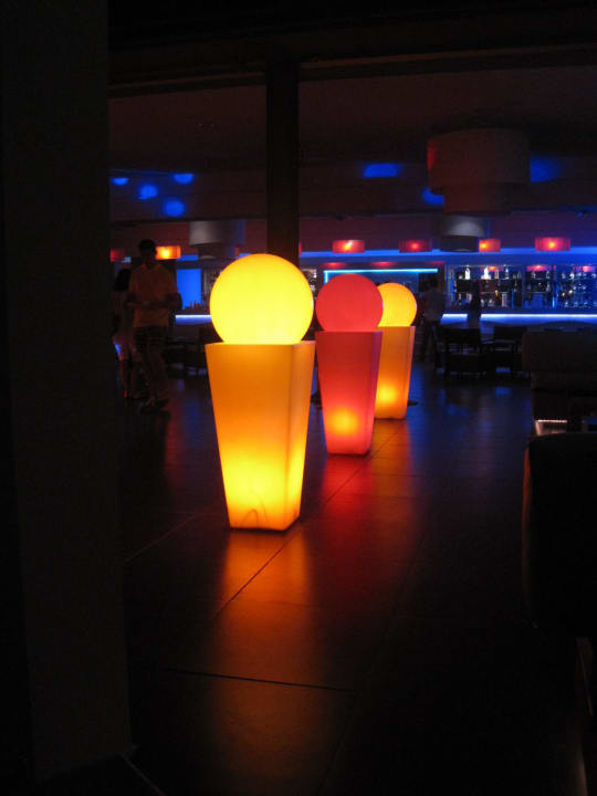 Schrill eingerichtete etwas ungemütliche große Bar TUI MAGIC LIFE Calabria