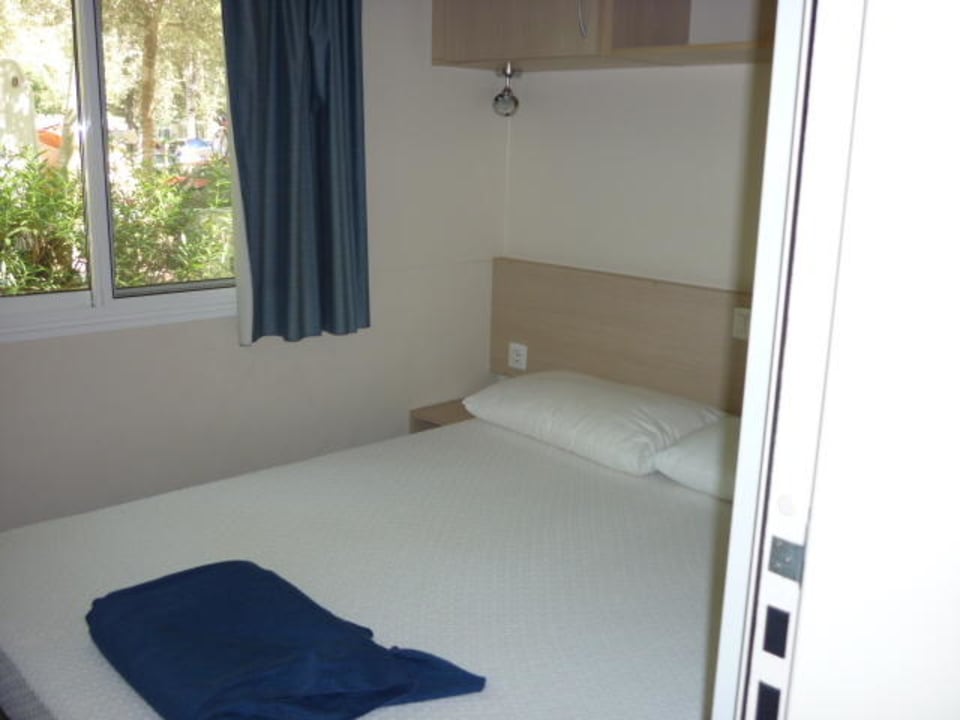 Schlafraum mit Doppelbett Isamar Holiday Village