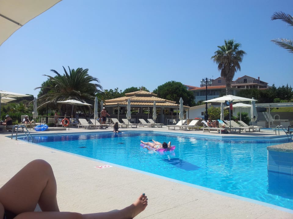Blick auf den Pool und die Poolbar The Bay Hotel & Suites