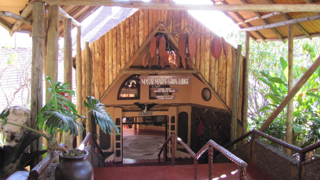 У входа в отель Hotel Masai Mara Sopa Lodge