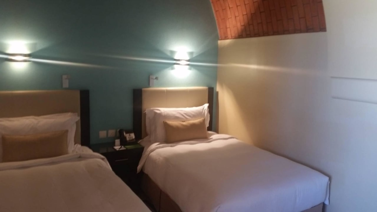Meerblickzimmer mit zwei Einzelbetten The Cove Rotana Resort
